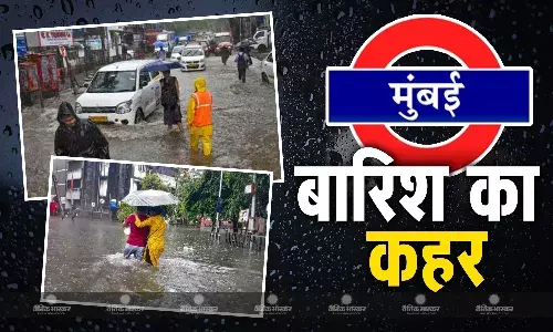 मुंबई में मूसलाधार बारिश से मचा हाहाकार, सड़कों पर पानी भरने से वाहनों के थमे पहिए, यातायात समेत कई सेवाएं प्रभावित मुंबई में मूसलाधार बारिश से मचा हाहाकार, सड़कों पर पानी भरने से वाहनों के थमे पहिए, यातायात समेत कई सेवाएं प्रभावित