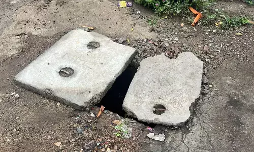 उत्तर नागपुर में गटर के खुले ढक्कन और सड़कों के गड्ढे दे रहे हादसों को निमंत्रण उत्तर नागपुर में गटर के खुले ढक्कन और सड़कों के गड्ढे दे रहे हादसों को निमंत्रण