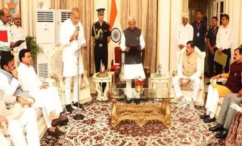 राज्यपाल मंगुभाई पटेल ने नवनियुक्त मंत्री रामनिवास रावत को शपथ दिलाई