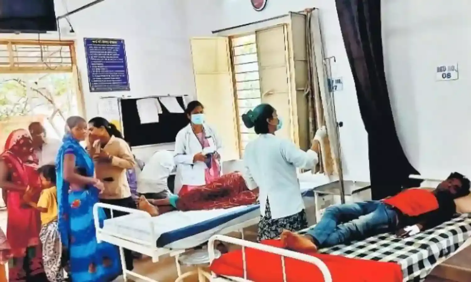 गाँव में एक महिला व बच्चे की मौत, 10 मरीज अस्पताल में भर्ती, प्रशासन अलर्ट