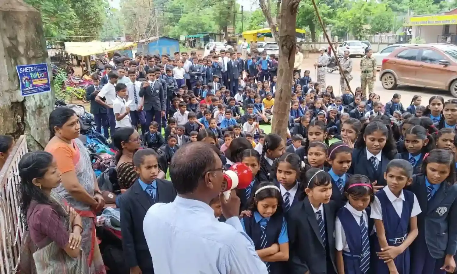 शिक्षकों के एक साथ तबादले से भड़के पालक, विद्यार्थियों ने स्कूल के समक्ष किया आंदोलन
