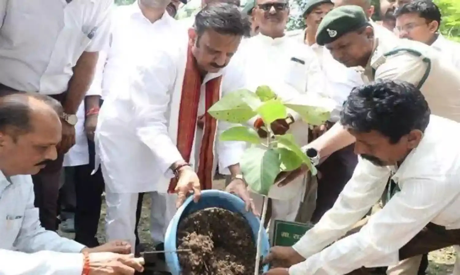 “एक पेड़ माँ के नाम” अभियान पर्यावरण संरक्षण की दिशा में बड़ा कदम: उप-मुख्यमंत्री  शुक्ल