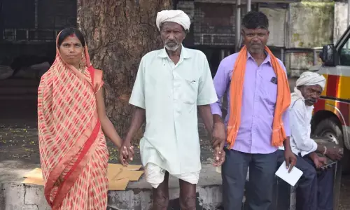 मोतियाबिंद सर्जरी के बाद बुजुर्ग को दिखाई देना हुआ बंद, पीड़ित के परिजनों ने संस्थान पर लगाए लापरवाही के आरोप