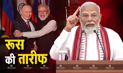 प्रधानमंत्री नरेंद्र मोदी ने मास्को में सैनिक समाधिस्थल पर पुष्पांजलि अर्पित की, रूसी राष्ट्रपति पुतिन की तारीफ की प्रधानमंत्री नरेंद्र मोदी ने मास्को में सैनिक समाधिस्थल पर पुष्पांजलि अर्पित की, रूसी राष्ट्रपति पुतिन की तारीफ की