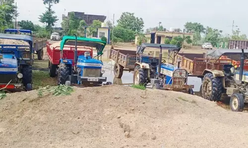 करडी पुलिस ने रेत चोरी करते सात ट्रैक्टर और पोकलेन मशीन सहित आरोपियों को दबोचा