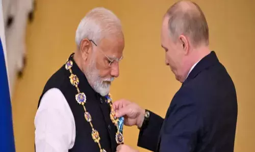 रूस के सर्वोच्च नागरिक सम्मान से नवाजे गए पीएम मोदी, पुतिन से बोले - बम, बंदूक और गोलियों के बीच शांति संभव नहीं रूस के सर्वोच्च नागरिक सम्मान से नवाजे गए पीएम मोदी, पुतिन से बोले - बम, बंदूक और गोलियों के बीच शांति संभव नहीं