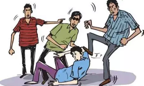 घर के सामने पहुंचे दामाद ने देवर व पुत्र के साथ की मारपीट घर के सामने पहुंचे दामाद ने देवर व पुत्र के साथ की मारपीट