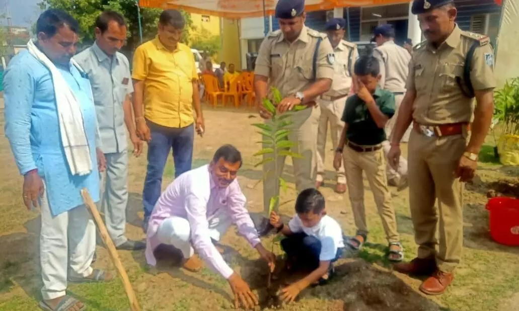 पुलिस अधीक्षक ने थाना सिमरिया परिसर में किया वृक्षारोपण पुलिस अधीक्षक ने थाना सिमरिया परिसर में किया वृक्षारोपण