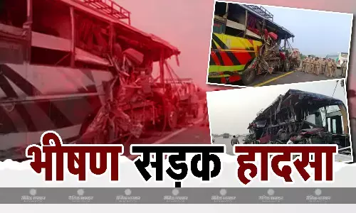 यूपी के उन्नाव में बस और कंटेनर में जोरदार भिड़ंत, 18 लोगों की मौत कई घायल, हादसे पर राष्ट्रपति और पीएम ने दुख व्यक्त किया यूपी के उन्नाव में बस और कंटेनर में जोरदार भिड़ंत, 18 लोगों की मौत कई घायल, हादसे पर राष्ट्रपति और पीएम ने दुख व्यक्त किया