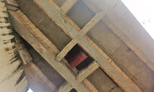 हो सकता है हादसा , हवा में झूल रही भांडेवाडी रेलवे ओवरब्रिज की सेंट्रिंग हो सकता है हादसा , हवा में झूल रही भांडेवाडी रेलवे ओवरब्रिज की सेंट्रिंग