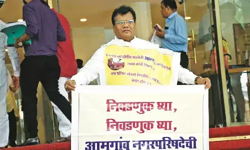 विधान भवन में सुनाई दी आमगांव नगर परिषद चुनाव मामले की गूंज, सीढ़ियों पर प्रदर्शन