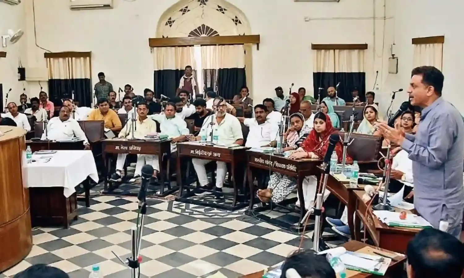 भारत माता मंदिर का गुपचुप काम करने के आरोप को लेकर हंगामा, नारेबाजी, आमने-सामने आए पार्षद