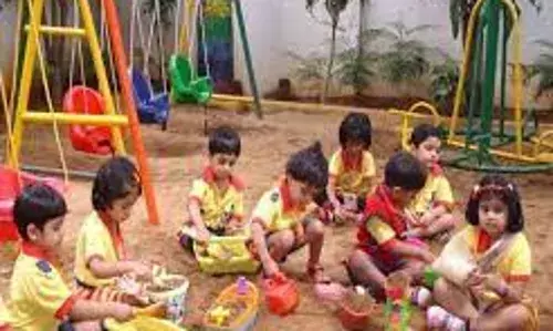 आंगनवाड़ी में बच्चों को पोषण आहार देने से कतरा रहे हैं पालक