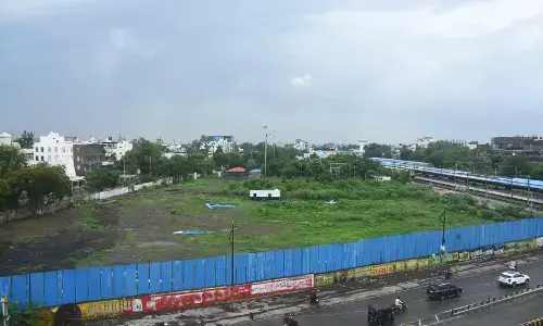 बेशकीमती रेल भूमि दे दी सिर्फ 3 रुपए 42 पैसे वर्ग फुट की दर से