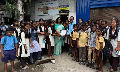 बस पकड़ने के लिए विद्यार्थी अधूरी छोड़कर जा रहे क्लास, शिक्षा पर हो रहा असर बस पकड़ने के लिए विद्यार्थी अधूरी छोड़कर जा रहे क्लास, शिक्षा पर हो रहा असर