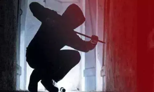 शहर के बीच दो मिठाई दुकानों में चोरी, चोर ने एक दुकान में खाई मिठाई, दूसरी दुकान से नकदी उड़ाएं