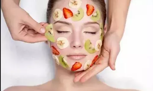 बारिश के मौसम में हो गया है चेहरे का बुरा हाल तो, करें घर पर बनें इन फ्रूट फेस पैक का इस्तेमाल, मिलेगी स्किन प्रॉबलम्स से राहत