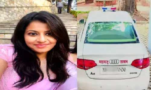 कार पर लालबत्ती मामले में आईएएस अधिकारी पूजा खेडेकर के घर पहुंची है पुलिस
