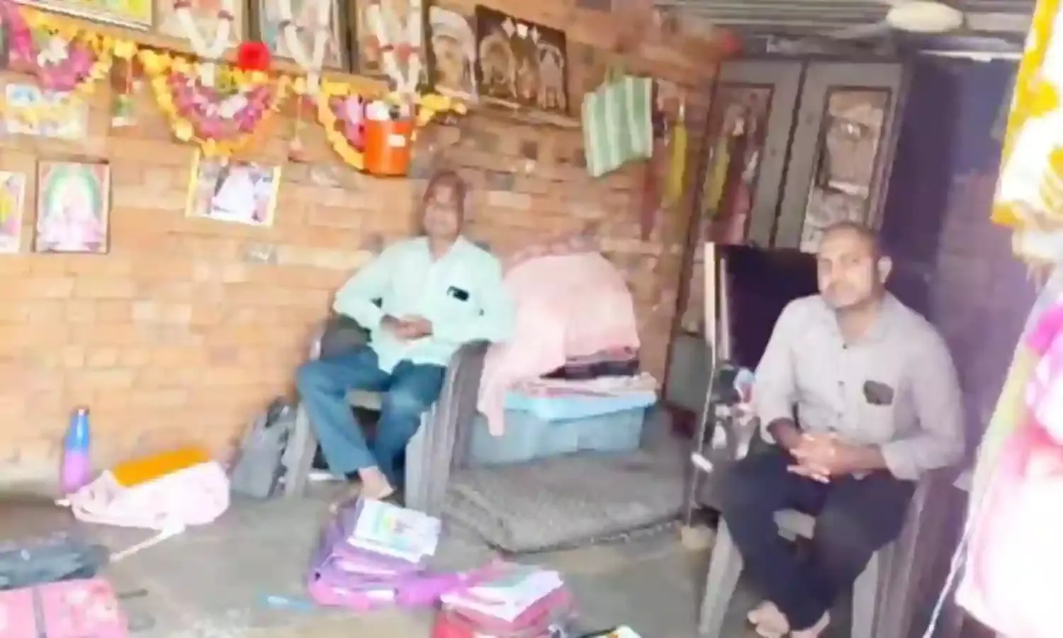 भवन के अभाव में पिछले 10 साल से पेड़ के नीचे लग रहा स्कूल, बारिश से बचने एक शख्स ने दिया अपना घर