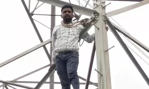 फसल बीमा की मांग को लेकर विरुगिरी, बिजली के टावर पर 4 घंटे डाले रखा डेरा