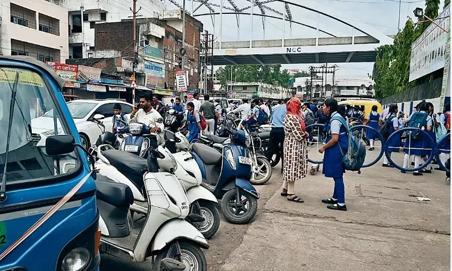 यहाँ ऑफिस लगने और स्कूल छूटने पर पैदल चलना भी हो रहा मुश्किल