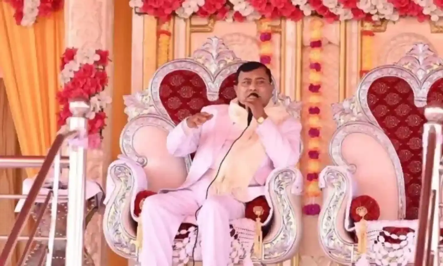 भोले बाबा पर साधु-संत हो रहे नरम, अब प्रशासन पर उठाए सवाल