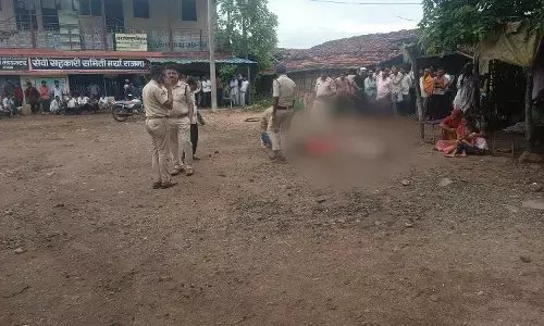 सिर पर पत्थर पटककर दिनदहाड़े हुई अधेड़ की निर्मम हत्या, हत्या के बाद आरोपी ने पुलिस चौकी पहुंचकर किया आत्मसमर्पण