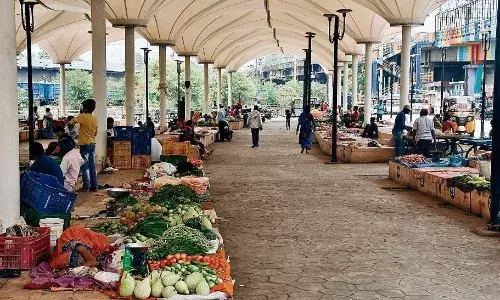 चंद दिन ही लगीं दुकानें और फिर से उठने लगे सब्जी व्यापारी