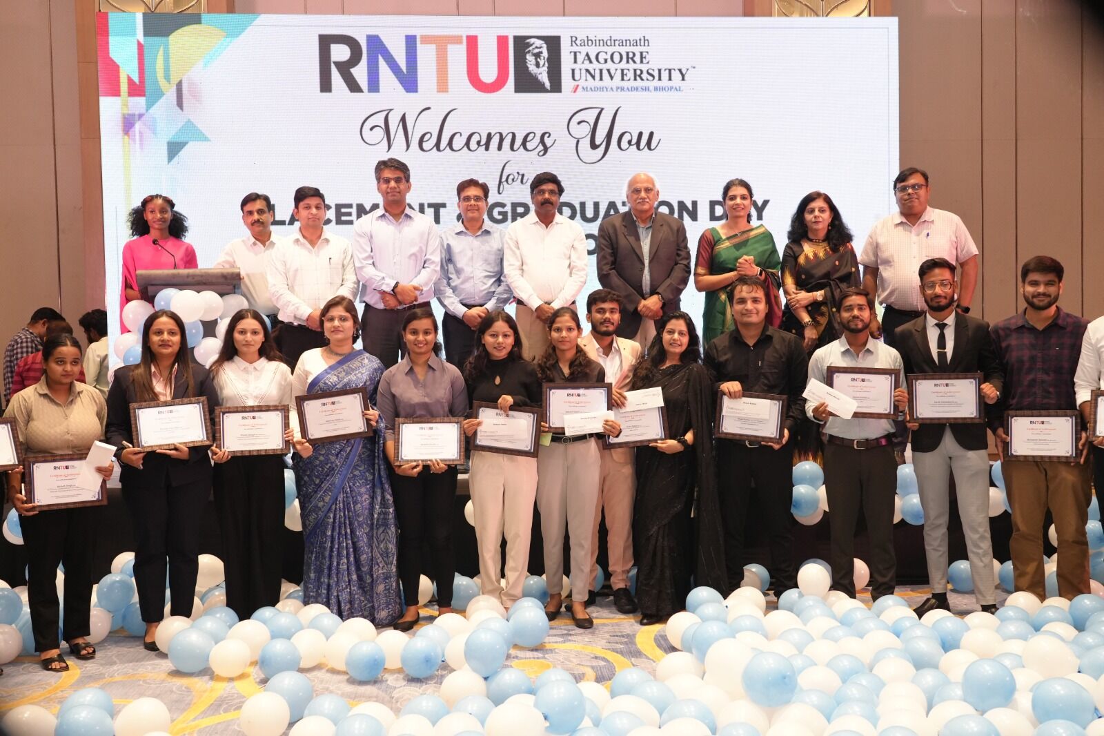 रवीन्द्रनाथ टैगोर विश्वविद्यालय द्वारा प्लेसमेंट डे और अंतर्राष्ट्रीय छात्रों के लिए ग्रेजुएशन डे सेरेमनी का हुआ आयोजन