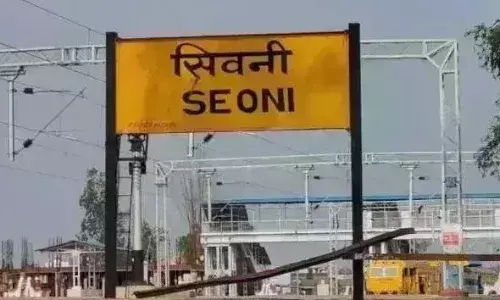 दबाव बनाकर अधिकारी करवा रहे जबरन काम, सचिव और ग्राम रोजगार सहायक संगठन ने सौंपा ज्ञापन