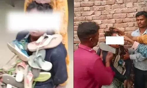 युवक  को पहनाई जूते-चप्पल की माला, मारपीट कर किया वीडियो वायरल