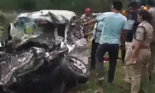 ट्रक ने मारी कार को टक्कर, चालक समेत 4 की मौत