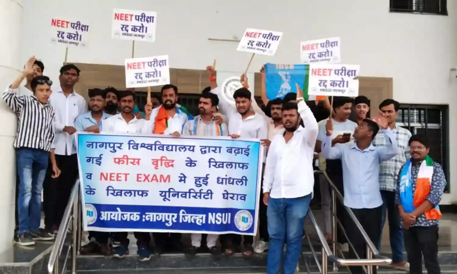 नागपुर यूनिवर्सिटी की फीस वृद्धि के खिलाफ एनएसयूआई का जोरदार आंदोलन
