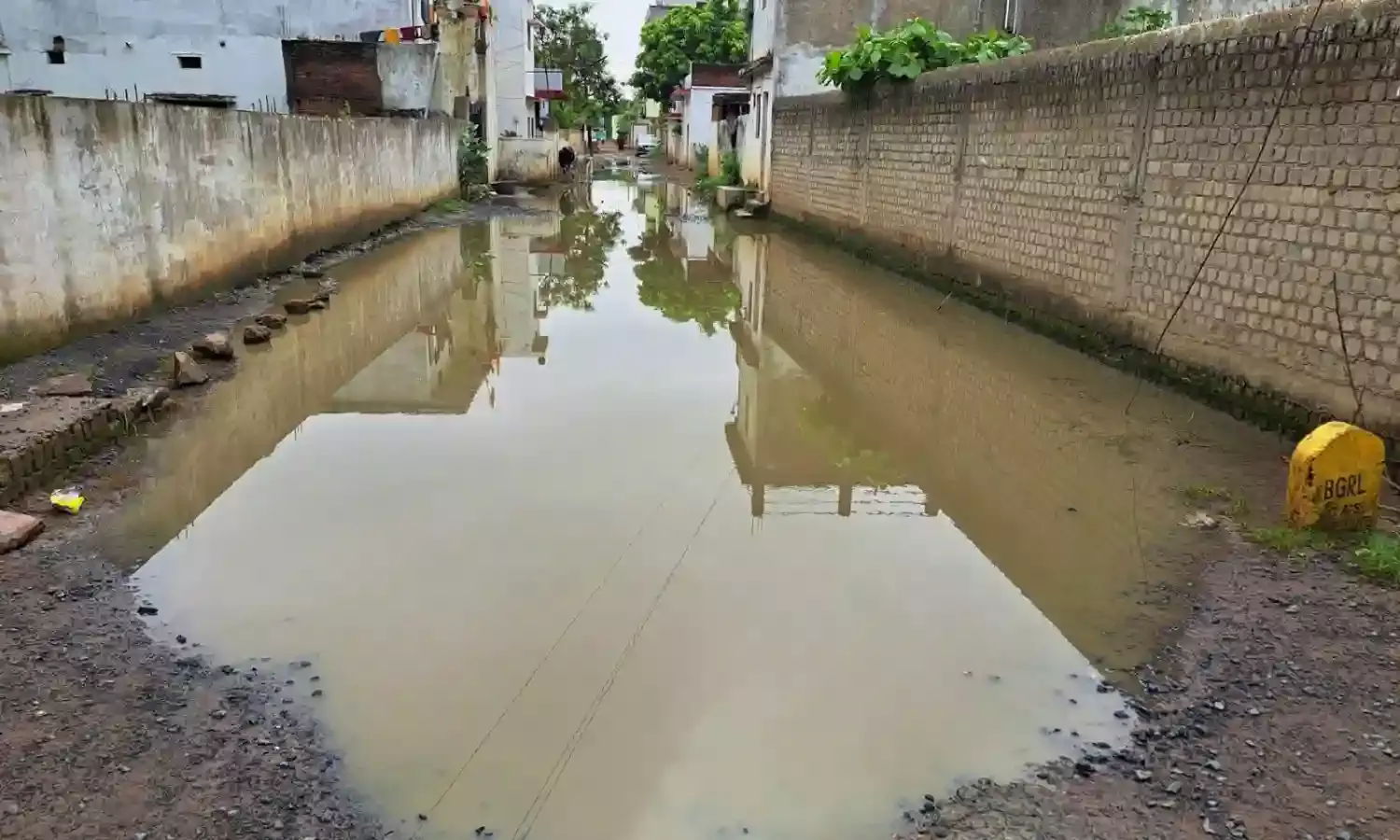 सडक़ गायब सिर्फ गड्ढे बचे, उनमें भी भरा पानी