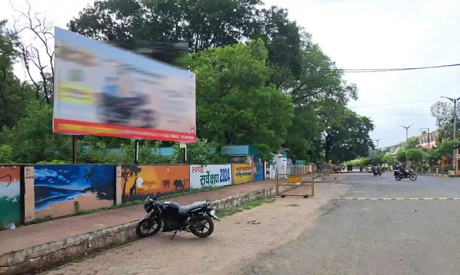 कलेक्टर बंगला के बाहर ही टूट रहे नियम