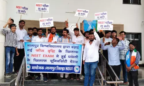 नागपुर यूनिवर्सिटी की फीस वृद्धि के खिलाफ एनएसयूआई का जोरदार आंदोलन नागपुर यूनिवर्सिटी की फीस वृद्धि के खिलाफ एनएसयूआई का जोरदार आंदोलन