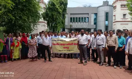 बेमियादी हड़ताल पर जिलाधीश कार्यालय के कर्मचारी, कार्यालयों में सन्नाटा