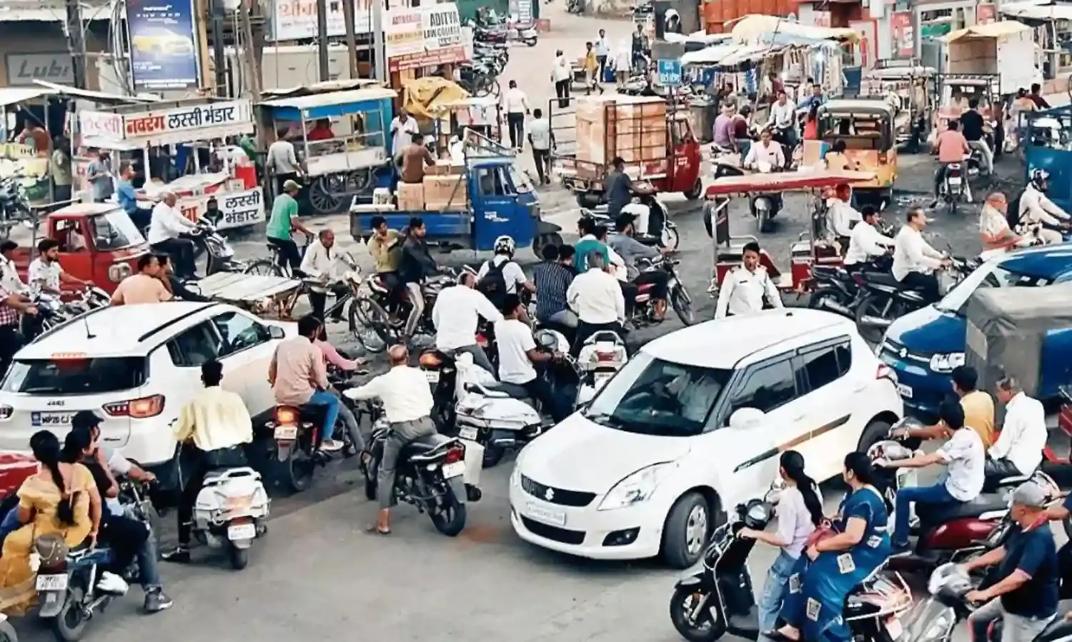 लोडिंग वाहन चालकों की मनमानी जहाँ मर्जी हुई वहाँ बना लेते हैं पार्किंग