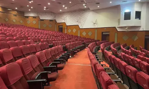 नागपुर के देशपांडे हॉल की हालत खराब, पीडब्ल्यूडी की लापरवाही आई सामने नागपुर के देशपांडे हॉल की हालत खराब, पीडब्ल्यूडी की लापरवाही आई सामने