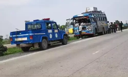 राष्ट्रीय राजमार्ग पर बारातियों की बस आगे जा रहे ट्रक से भिड़ी