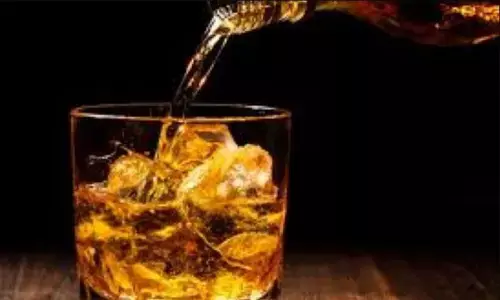 मूल्य से अधिक शराब बिक्री पर रोक लगाए जाने की मांग मूल्य से अधिक शराब बिक्री पर रोक लगाए जाने की मांग