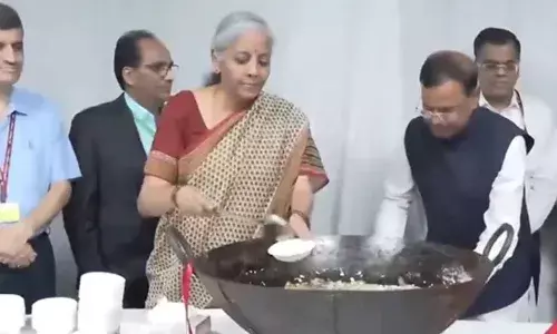 बजट से पहले वित्त मंत्री निर्मला सीतारमण ने सभी अधिकारियों को परोसा हलवा, जानिए क्यों मनाई जाती है यह सेरेमनी