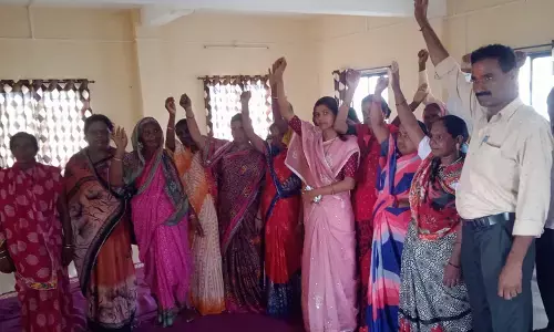 शराब बिक्री पर भड़कीं ग्रामीण क्षेत्र की महिलाएं,  एक्साइज ने मारा छापा शराब बिक्री पर भड़कीं ग्रामीण क्षेत्र की महिलाएं,  एक्साइज ने मारा छापा