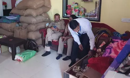 वेणी गणेशपुर में अवैध साहूकार के घर पर छापा, दस्तावेजों को खंगाला वेणी गणेशपुर में अवैध साहूकार के घर पर छापा, दस्तावेजों को खंगाला