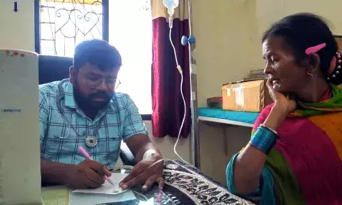 डॉक्टर मलेरियाग्रस्त, हाथ में लगी थी सलाइन, फिर भी किया मरीजों का इलाज डॉक्टर मलेरियाग्रस्त, हाथ में लगी थी सलाइन, फिर भी किया मरीजों का इलाज