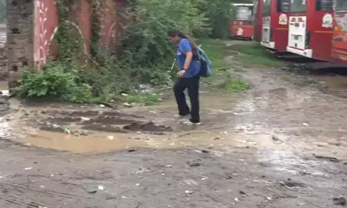 जलजमाव और गढ्डों से गुजर रहे यात्री , मोर भवन बस स्थानक परिसर में सुविधाओं का अभाव