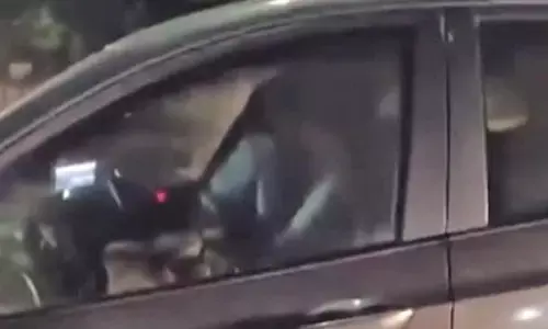 चलती कार में रोमांस, स्टेरिंग पर गर्लफ्रेंड और मशगूल था प्रेमी - हुई कार्रवाई चलती कार में रोमांस, स्टेरिंग पर गर्लफ्रेंड और मशगूल था प्रेमी - हुई कार्रवाई