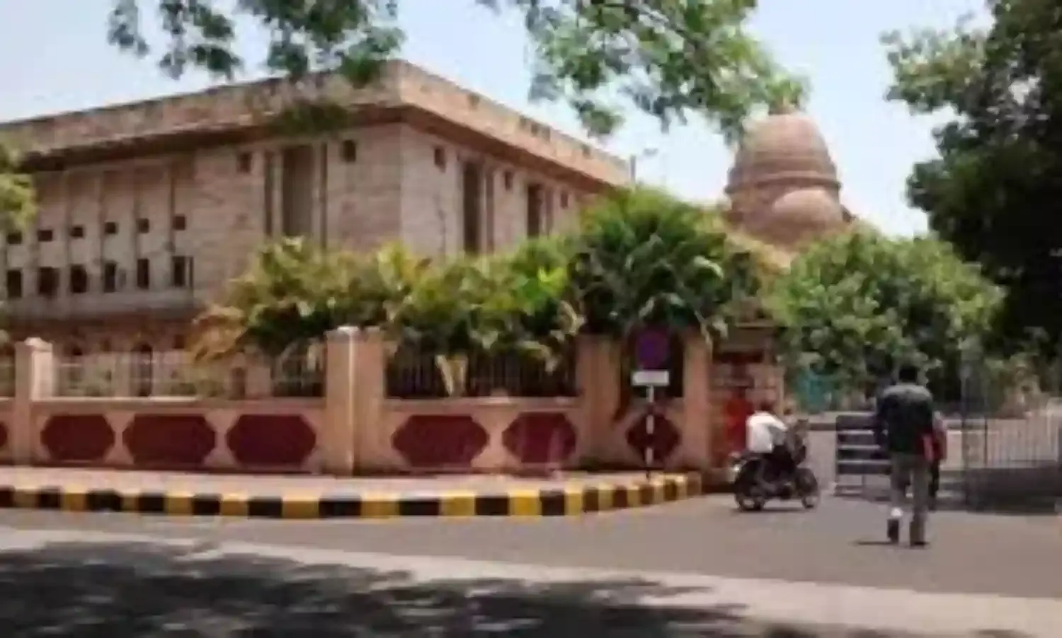 अदालत ने मांगा स्पष्टीकरण - मनपा की जमीन पर लोक निर्माण विभाग को अनुमति कैसे
