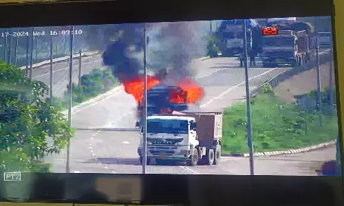 हाइवे पर दौड़ रहे पेट्रोलियम टैंकर में लगी आग, मचा हड़कंप, डेढ़ घंटे तक ठप रहा यातायात