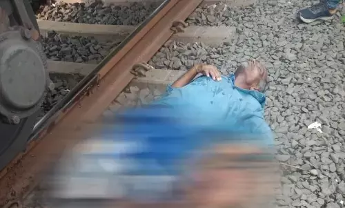 रेल पटरी पार कर रहा था शख्स, सामने से आ गई विदर्भ एक्सप्रेस और कट गए दोनो पैर रेल पटरी पार कर रहा था शख्स, सामने से आ गई विदर्भ एक्सप्रेस और कट गए दोनो पैर